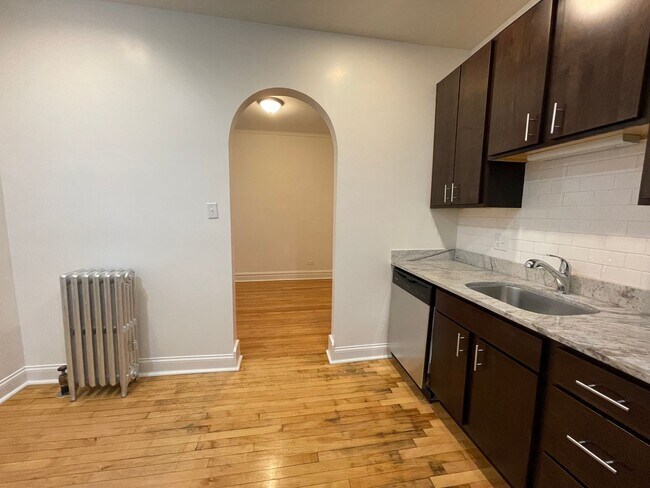 Building Photo - Lovely Renovated 1 BR In North Center