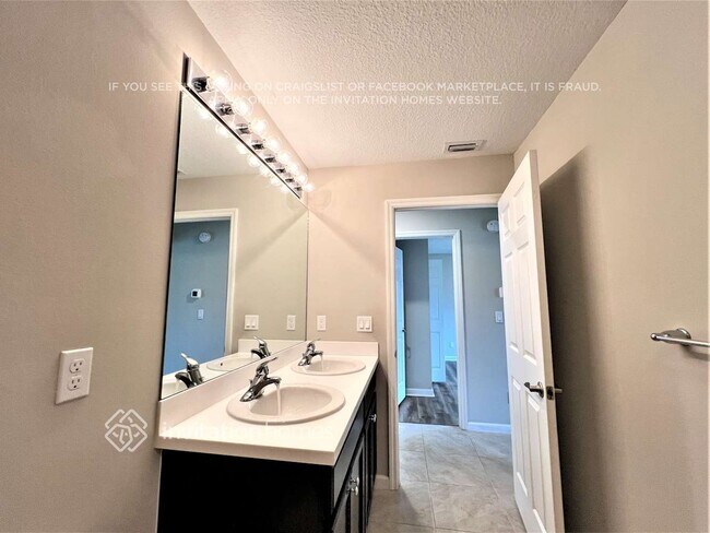 Building Photo - 832 SE Starflower Ave