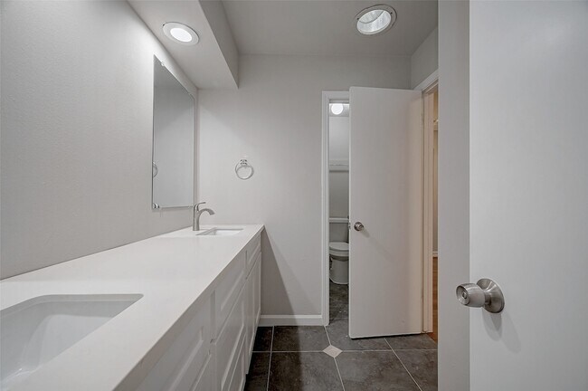 Building Photo - 919 Mockingbird Way