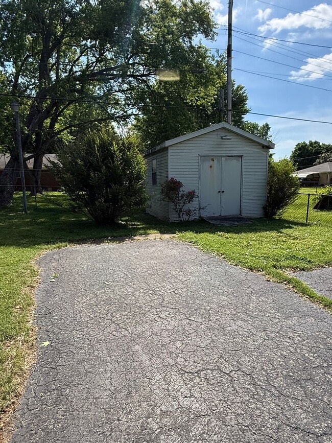 Building Photo - 3 bedrooms- 1.5 bath home