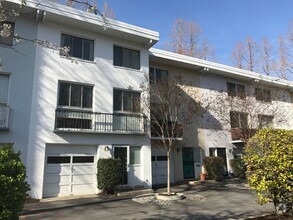 Building Photo - Townhome with Garage 2 blocks from Metro