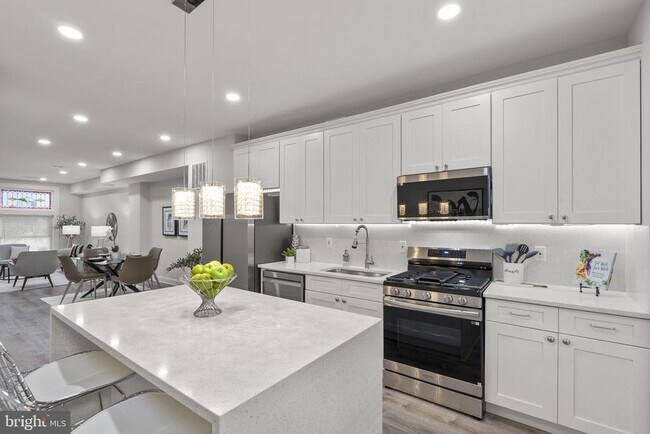 Building Photo - 518 N Lakewood Ave