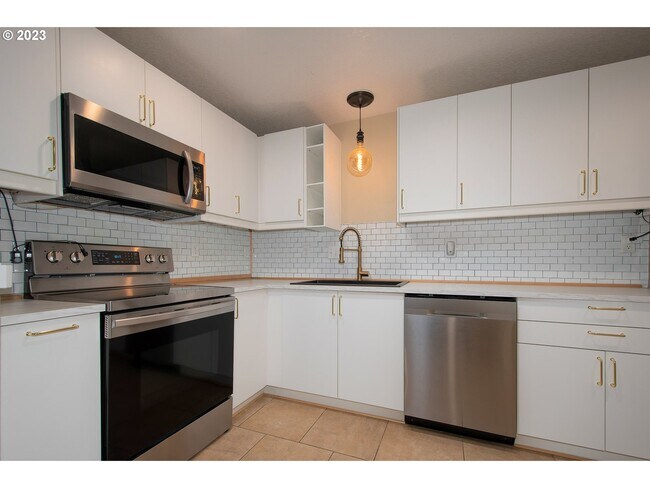 Building Photo - 675 NE Garswood Ln