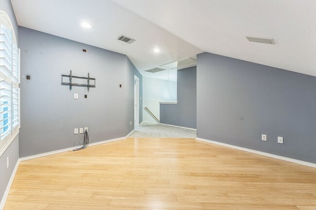 Building Photo - Charming 2-bedroom