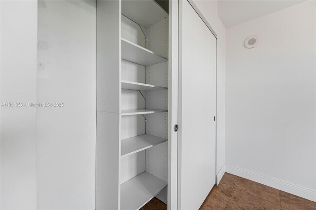 Building Photo - 19900 E Country Club Dr