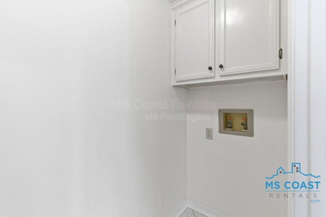 Building Photo - 880 Oio Pl