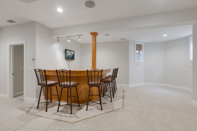 Building Photo - 420 Pine Manor Dr