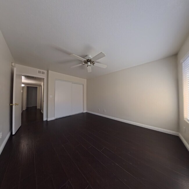 Building Photo - 3 Bedroom | 2nd Floor | Laminate Floors | Gated Community