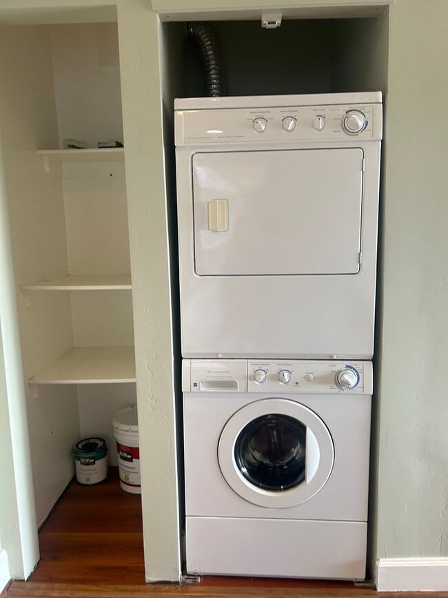 Building Photo - Spacious 2 bedroom