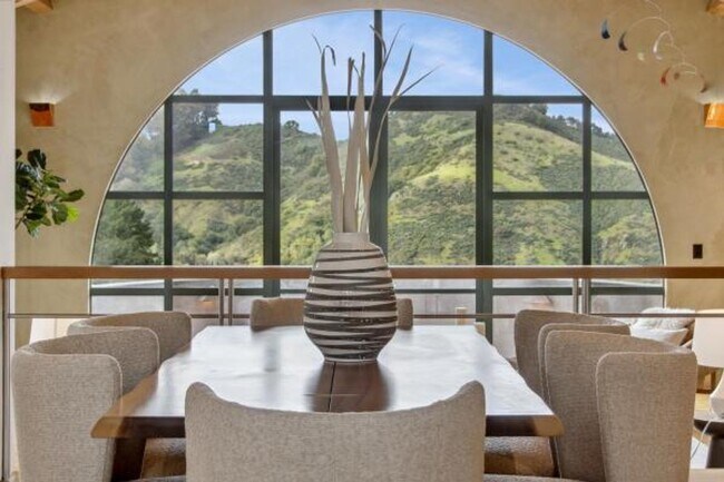 Building Photo - Luxury Living Above The Bay -- Iconic views!