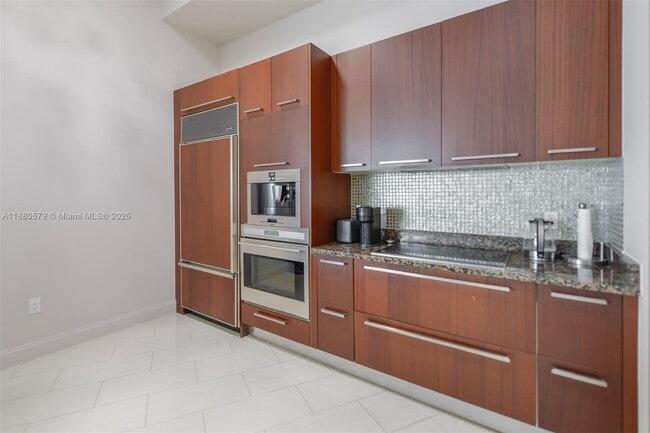 Building Photo - 15901 Collins Ave