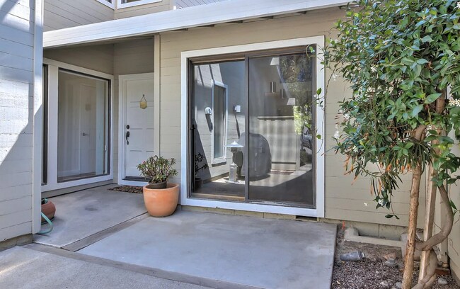 Building Photo - 3 bedroom townhome - Ridgemark