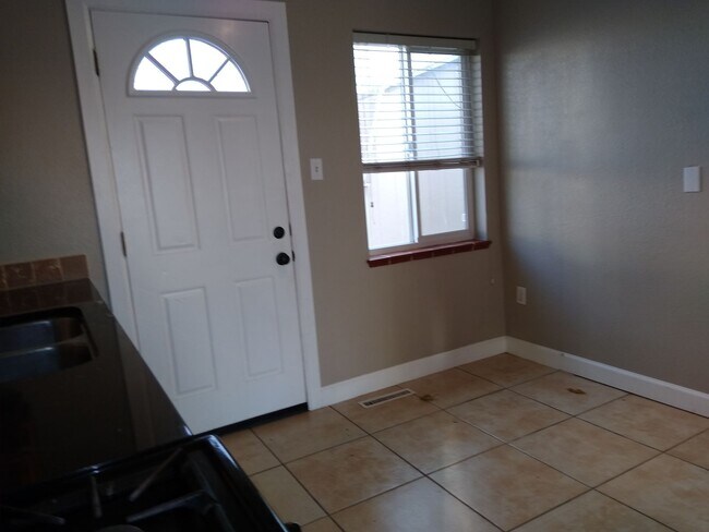 Building Photo - Mountain View 2 Bedroom 1 Bath Duplex on a Hill