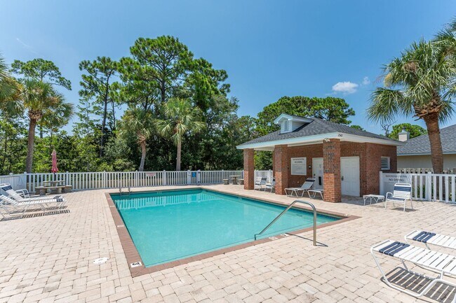 Building Photo - Spacious Home in Navarre!