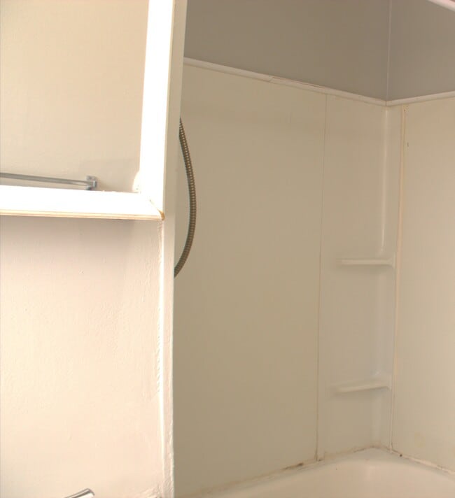 Building Photo - 1709 Oakwood Ave NE