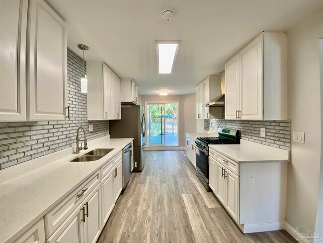 Building Photo - 402 Fairpoint Dr