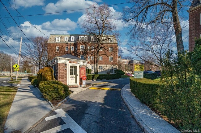Primary Photo - 7 Chateaux Cir