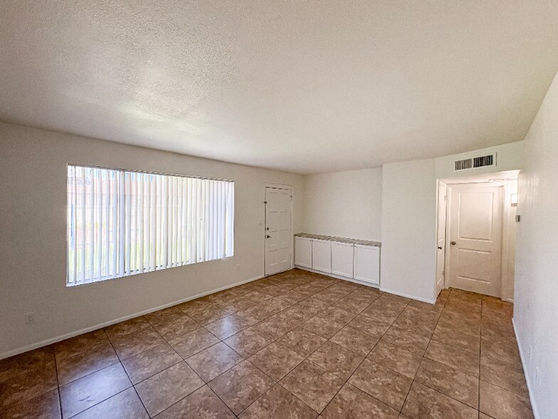 Building Photo - 5105 S La Rosa Dr