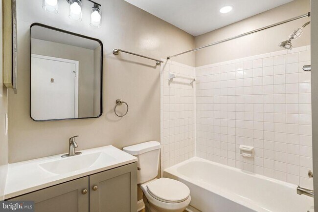 Building Photo - 1603 Carriage House Terrace