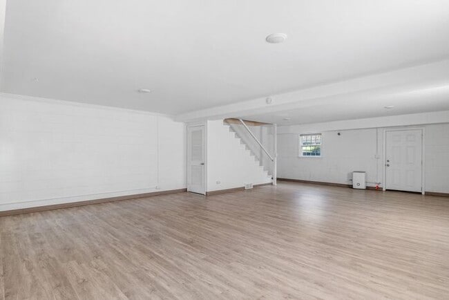 Building Photo - NW, Updated, Wood Floors, SS Appl., Den, Dining Roon, Sun Room, Finished Basement, Fenced!