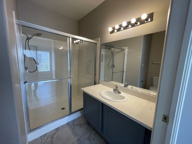 Building Photo - 2 Bedroom Summerlin Condo - Gated community
