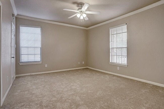 Building Photo - 2255 Braeswood Park Dr