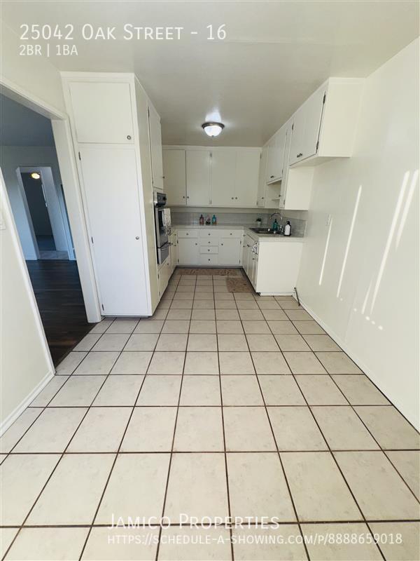 Building Photo - 25042 Oak St