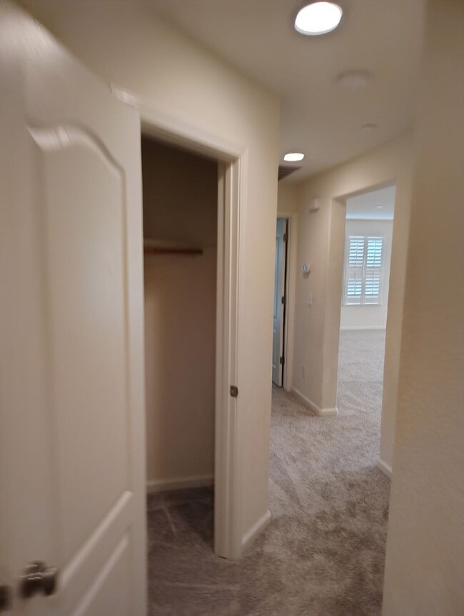 Building Photo - Bonus Office/Den, New Flooring, New Appliance, White Plantation Shutters throughout, Landscaped y...