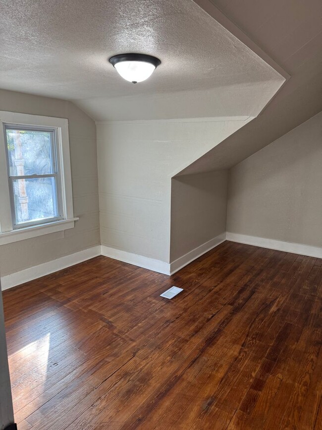 Building Photo - Recently Remodeled 3 Bedroom Home