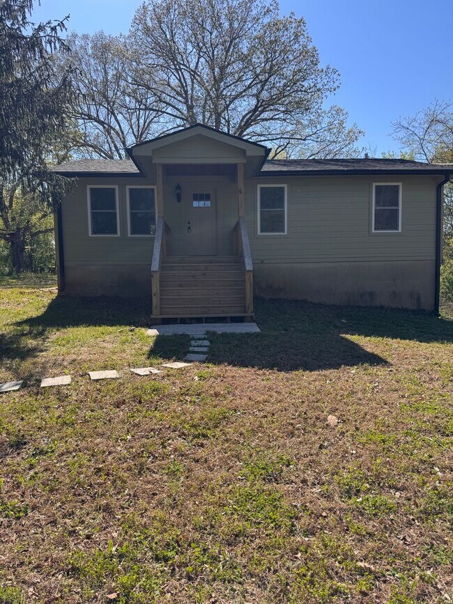 Building Photo - 3 Bedroom || 1 Bathroom - Single Family Home