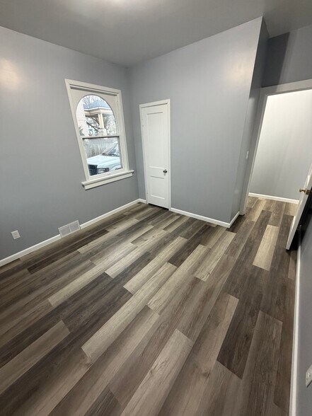 Building Photo - 1224 E 11th St