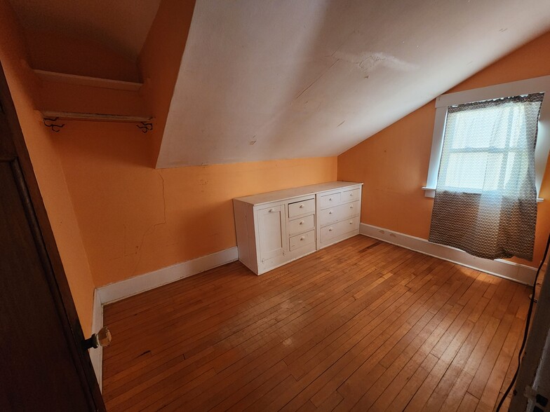 Bonus Room - 134 W Lincoln St