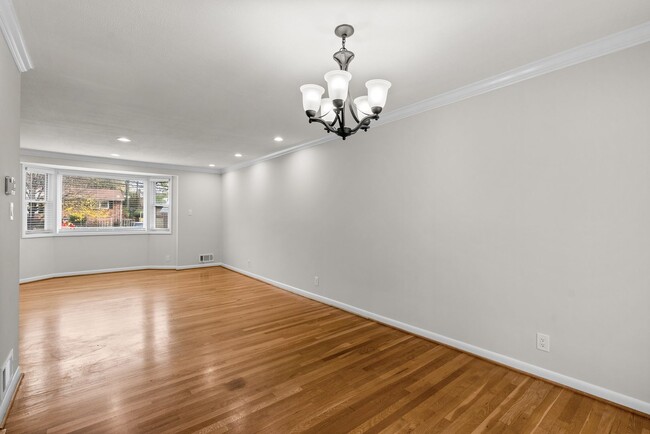 Building Photo - 3 Bed 3 Bath - Silver Spring Split Level -...