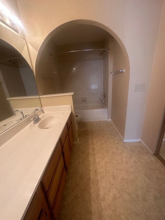 Building Photo - Gilbert home with community pool.