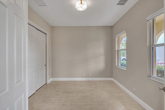 Building Photo - Great Pool Home with excellent lake View in Heron Bay, Parkland