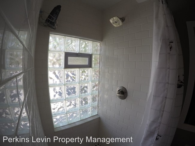 Building Photo - 735 Quincy St NE