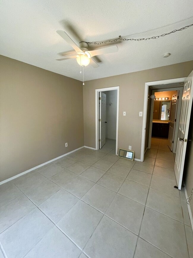 Building Photo - Ladue Schools - Spacious 2B/2B CONDO in Br...