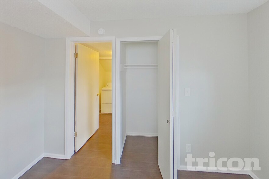 Building Photo - 6845 Parkridge Ct