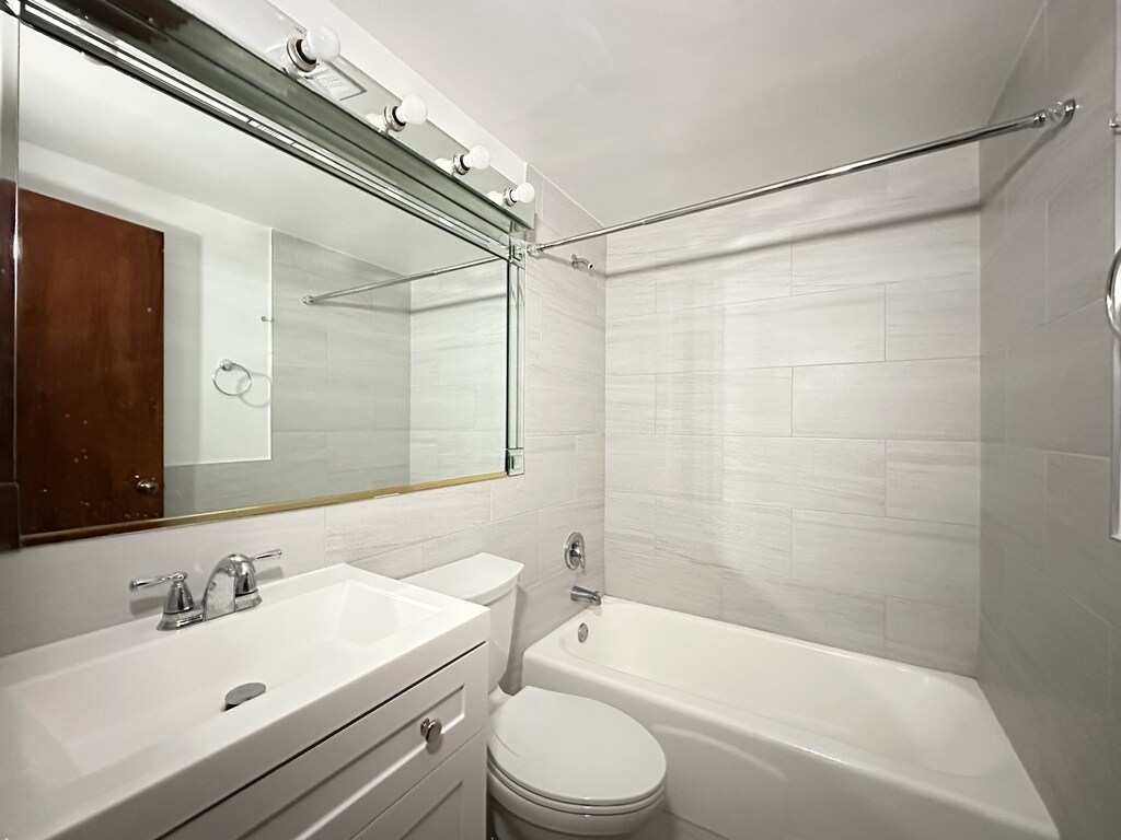 Building Photo - 3825 N Pine Grove Ave