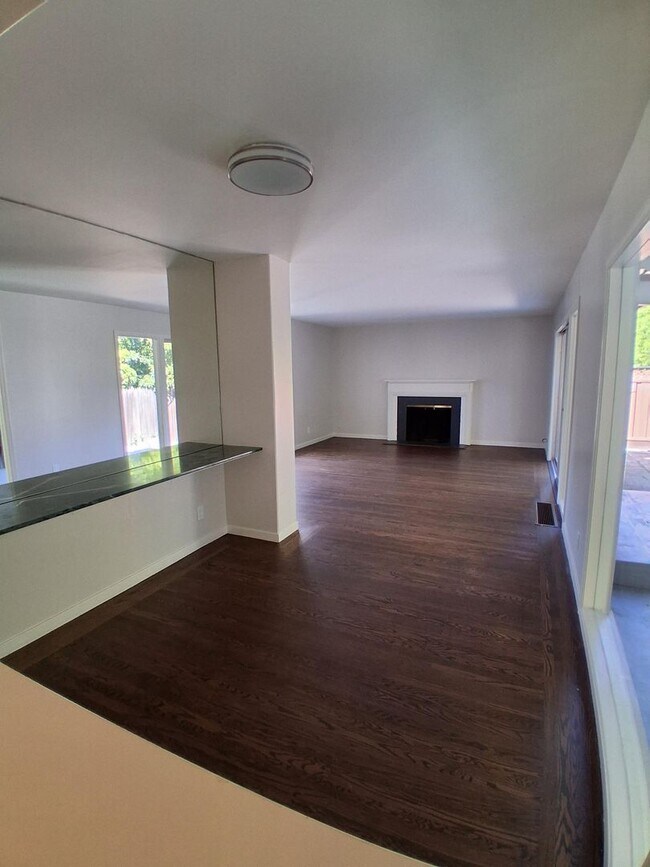 Building Photo - 1044-1048 Marcussen Drive