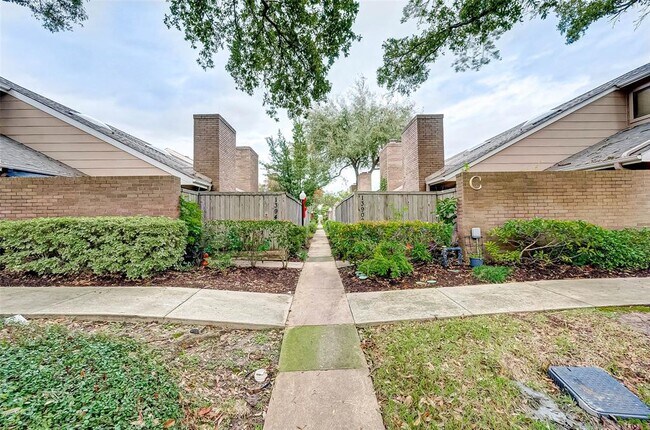 Building Photo - 13922 Hollowgreen Dr