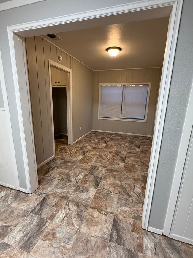 Building Photo - Large 3/2 with 2 living areas