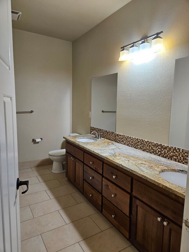 Building Photo - 3Bd/2Ba Two story townhouse - Available soon!