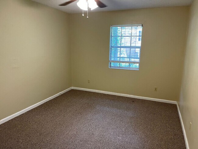 Building Photo - KILLEARN ESTATES FENCED YARD!!!