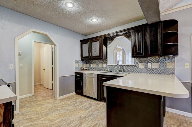 Building Photo - 3 Bed 2 Bath in OKC!