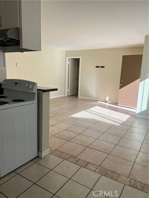 Building Photo - 3032 E 5th St