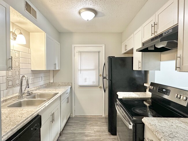 Building Photo - 2065 Goldbrier Ln