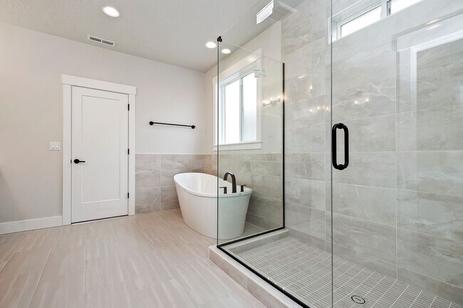 Building Photo - Luxury 5 Bed, 3 Bath home with over 3,000 sq. ft.