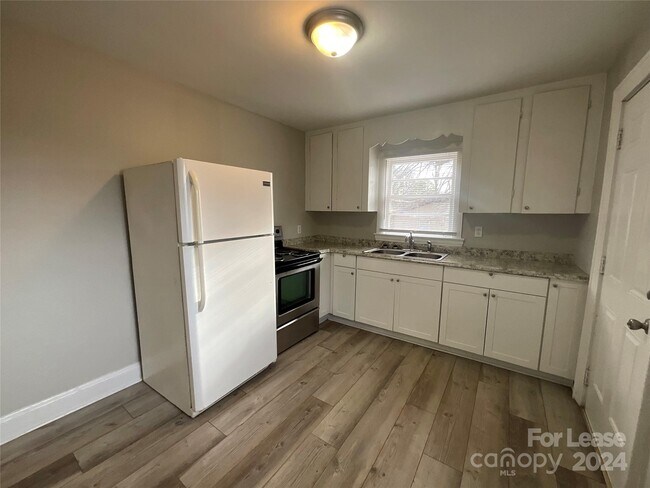 Building Photo - 1713 Younger Ave