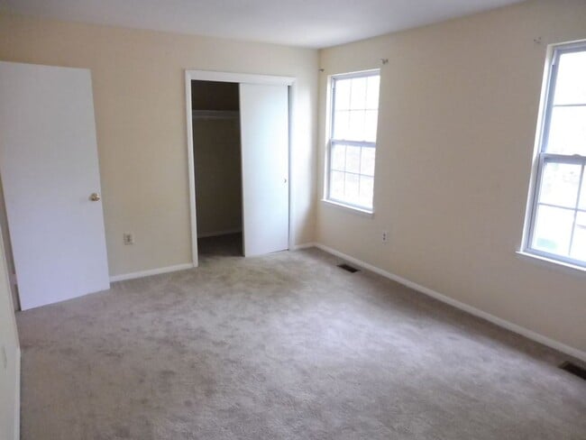Building Photo - Spacious Townhome in Gaithersburg